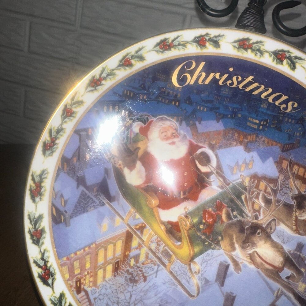 2003 Avon Christmas Plate Coming to Town Tom Newsom 22k Gold Trim Santa Reindeer - Picture 4 of 7